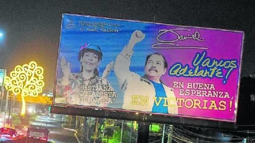 La imagen tomada ayer en la capital nicaragüense, Managua, muestra un cartel en el que se reclama el voto para Ortega y Murillo.
