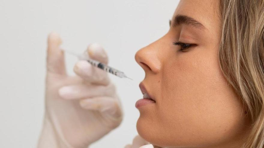 Investigan a una clínica estética de Pamplona por aumentar labios con ácido hialurónico ilegal