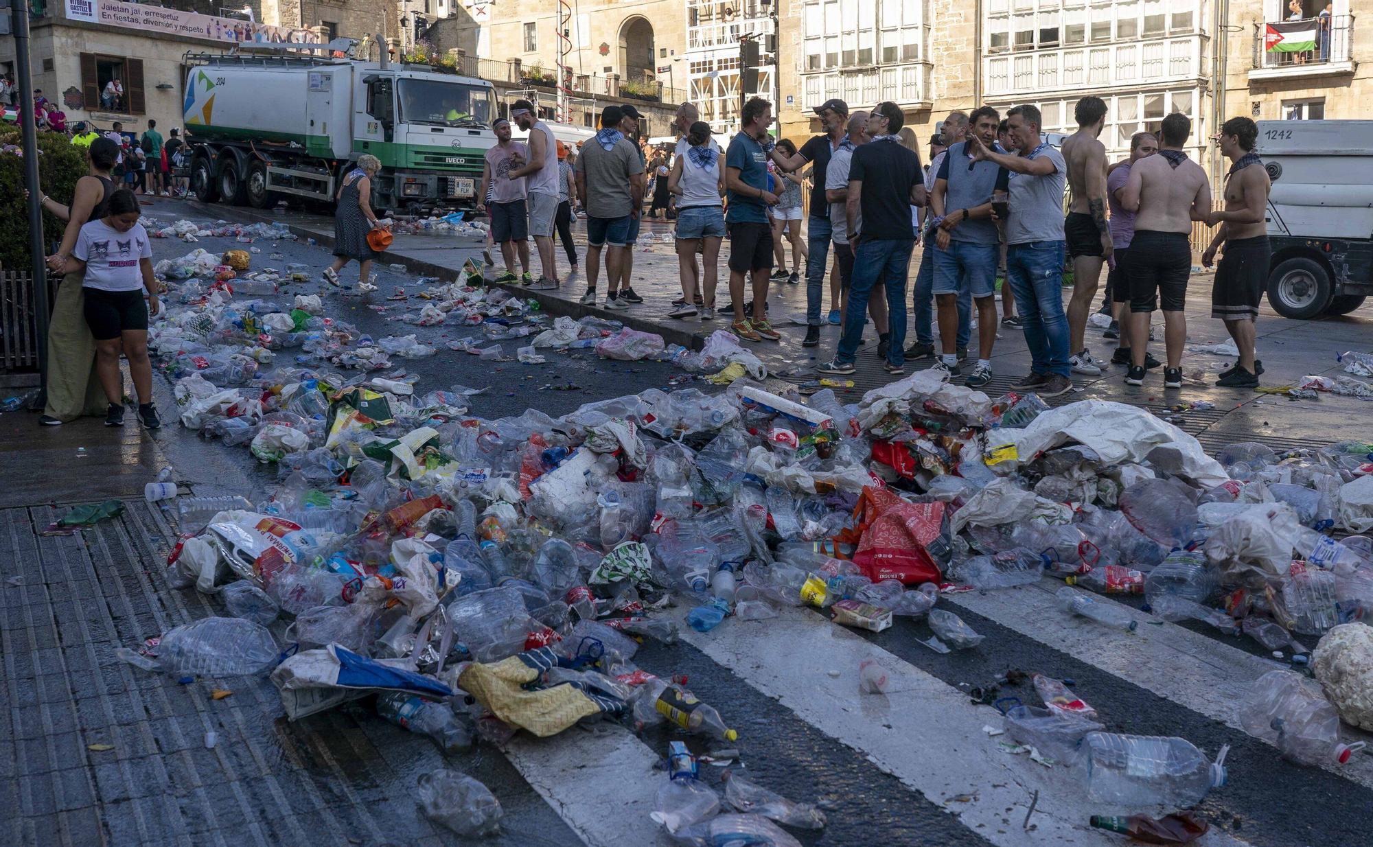En imágenes: Los servicios de limpieza retiran la basura del txupinazo