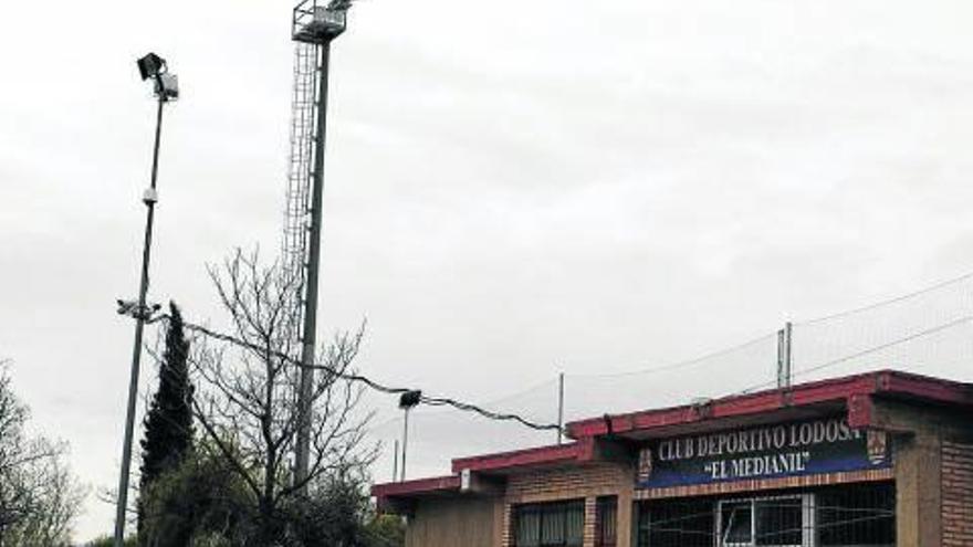 Una de las nuevas torres de iluminación sobresale por encima del edificio.