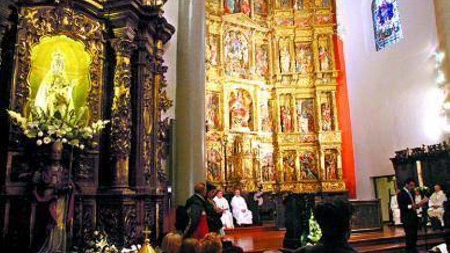 La virgen de Nieva en un primer plano, al fondo el retablo.