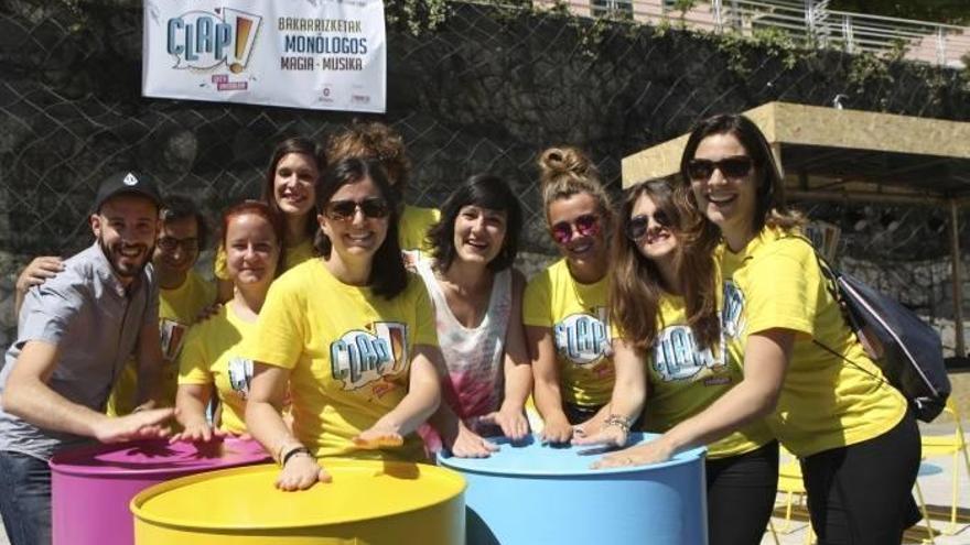 Jóvenes convierten el Muelle Marzana de Bilbao en un punto de ocio y humor