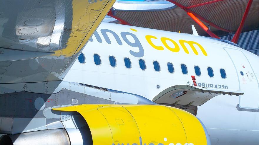 Un avión aterriza de emergencia en Barcelona tras incendiarse un motor por el impacto de aves