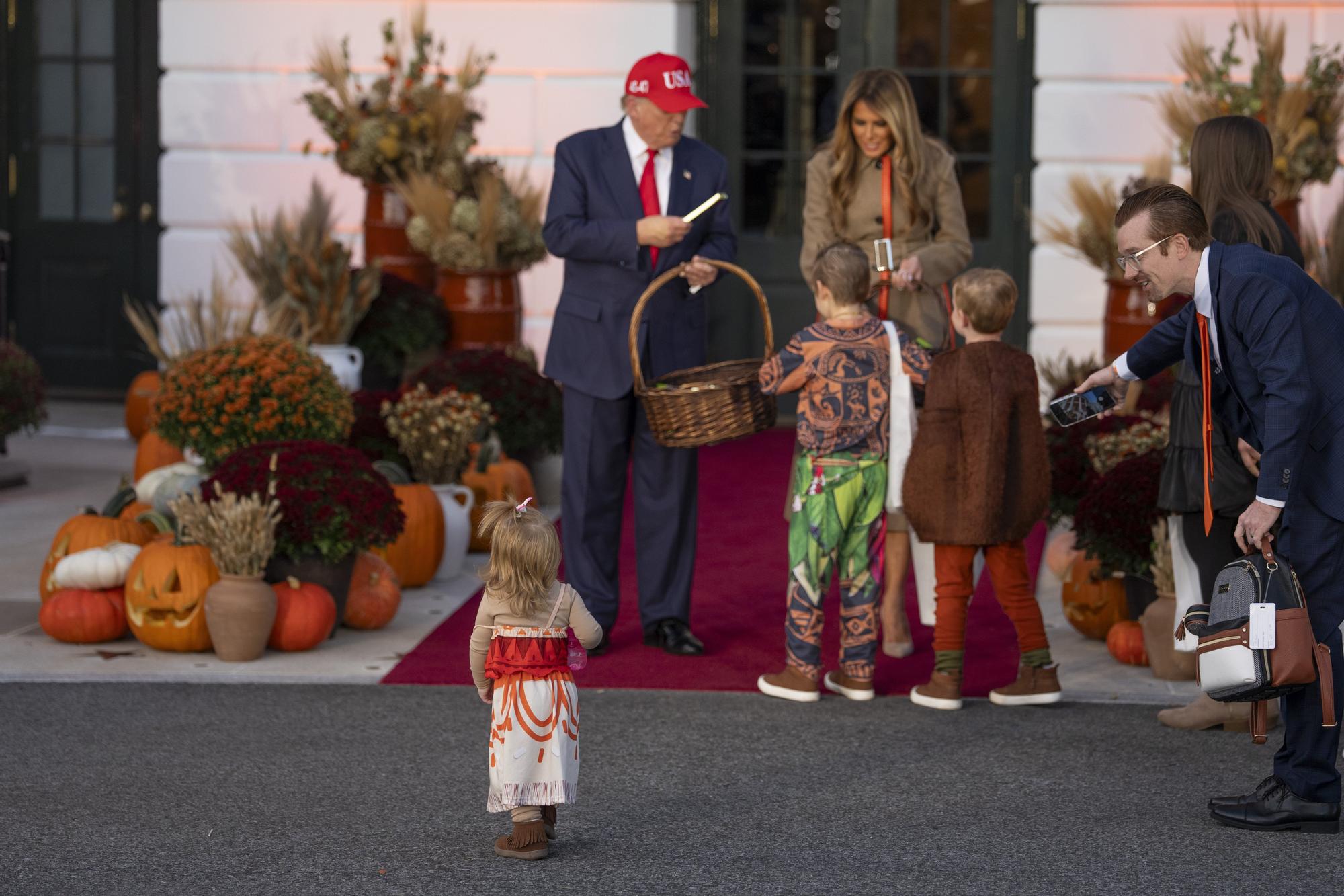 Melania y Trump se rinden ante Halloween: dulces, niños y calabazas en la Casa Blanca