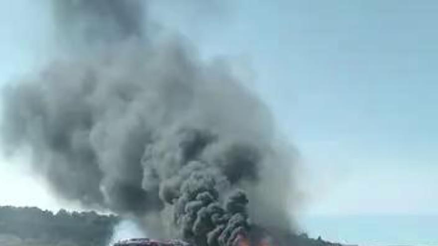Arde un camión en la A12 en Astráin