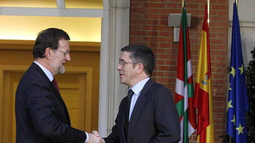 El presidente del Gobierno, Mariano Rajoy (i), ha recibido en el Palacio de La Moncloa al Lehendakari, Patxi López.