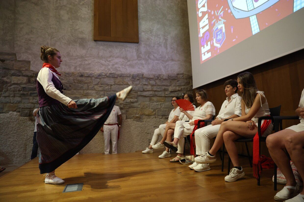 La Asociacion Festa-Los de Bronce entrega el Premio Festa 2022 a las mujeres que impulsaron la desaparición de las llamadas "madrinas" de las peñas en los Sanfermines