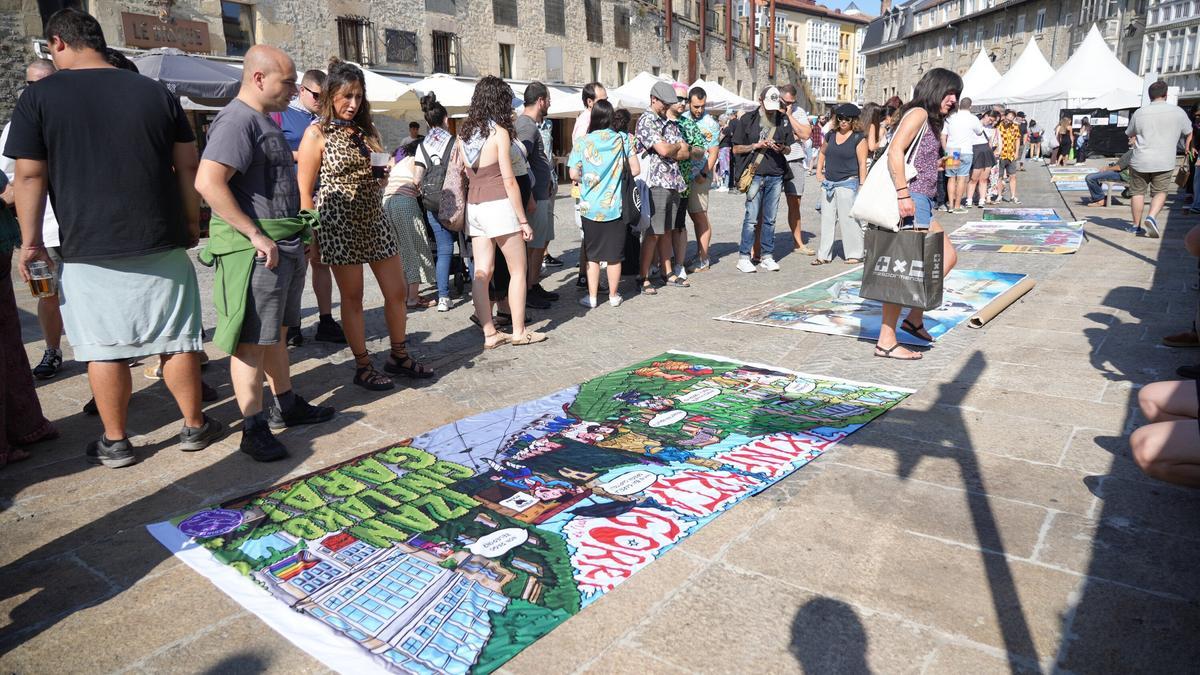 Los gasteiztarras se acercaron hasta la plaza del Machete para ver los originales diseños de las cuadrillas.