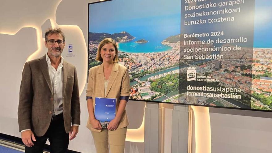 Iñigo Olaizola, director de Fomento de San Sebastián, junto a Ane Oyarbide