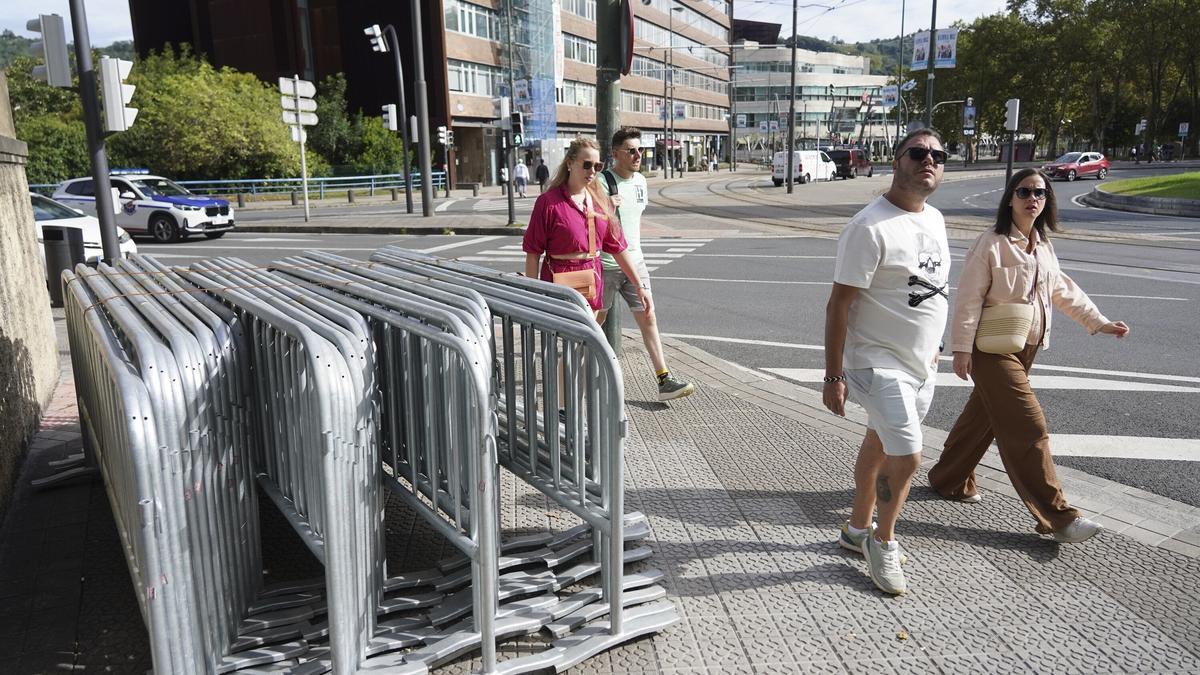 Vallas para poder acotar el recorrido de la undécima etapa de La Vuelta en Bilbao.