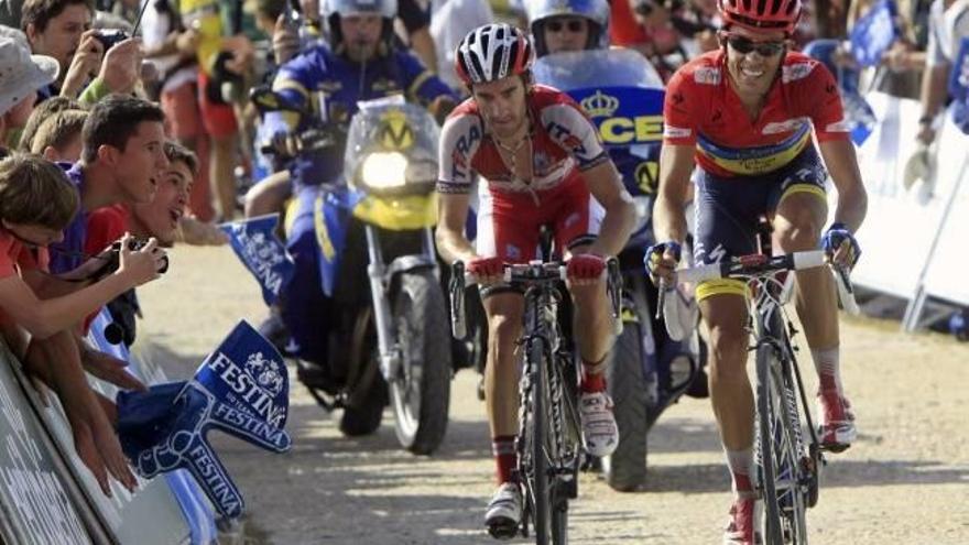 El ciclista español Alberto Contador (d), lider de la clasificación general, a su llegada a la meta, hoy 8 de septiembre de 2012 , en la vigésima etapa de la Vuelta Ciclista a España, que ha tenido lugar entre La Faisanera y el alto de la Bola del Mundo,