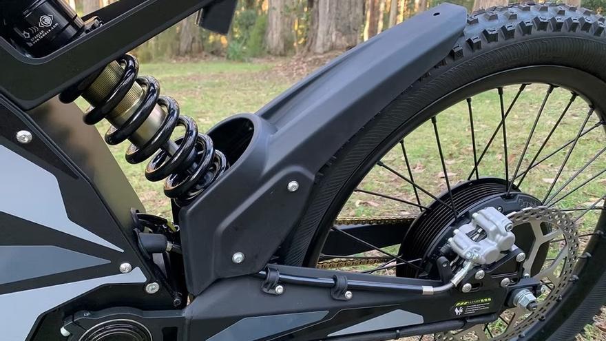 En la parte delantera cuenta con una horquilla invertida con 180 mm de recorrido y en la parte trasera hay un amortiguador con muelles de alta resistencia que permiten un movimiento de hasta 200 mm.