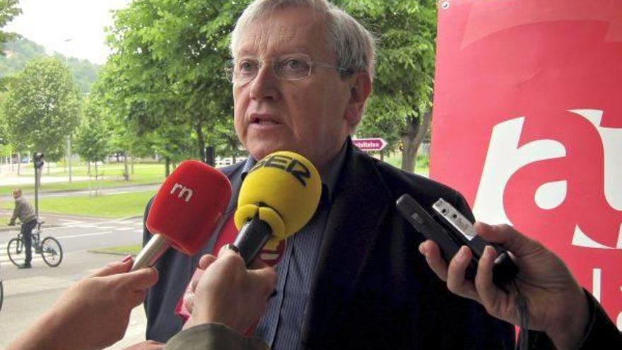 El coordinador general de Aralar, Patxi Zabaleta, habla con los medios de comunicación.