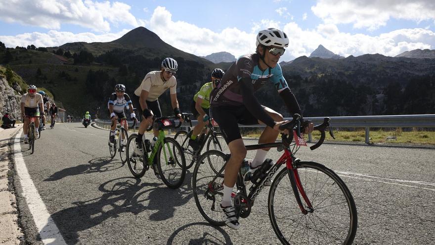 La Larra-Larrau reúne a más de 1.000 ciclistas, superando los 908 del año pasado