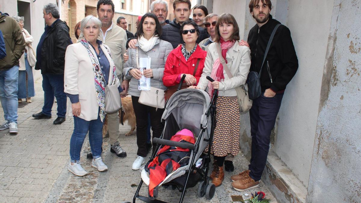 Familiares de Pedro Ruiz, en la entrada de lo que era la vivienda de su familiar fusilado.