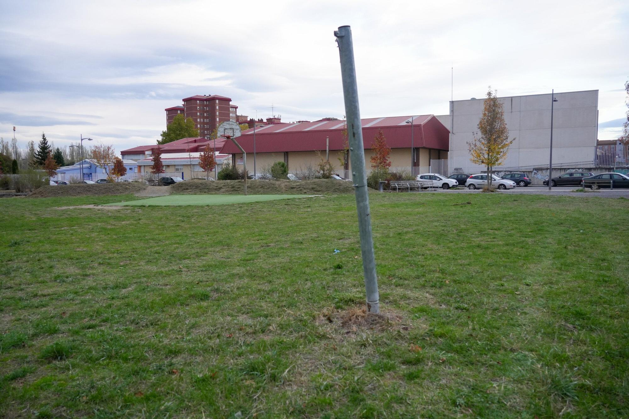 En imágenes: El Ayuntamiento adecenta el parque Tirreno