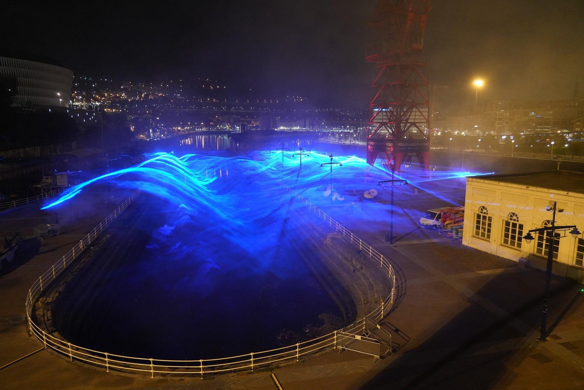 En imágenes: ‘Waterlicht’, un océano de luz azul sobre la ría de Bilbao