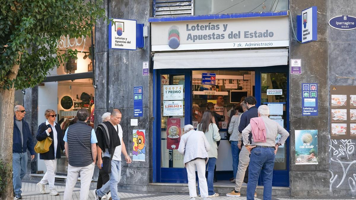 Clientes haciendo cola, ayer sábado, en la administración de Lotería La Siete, de Gros.