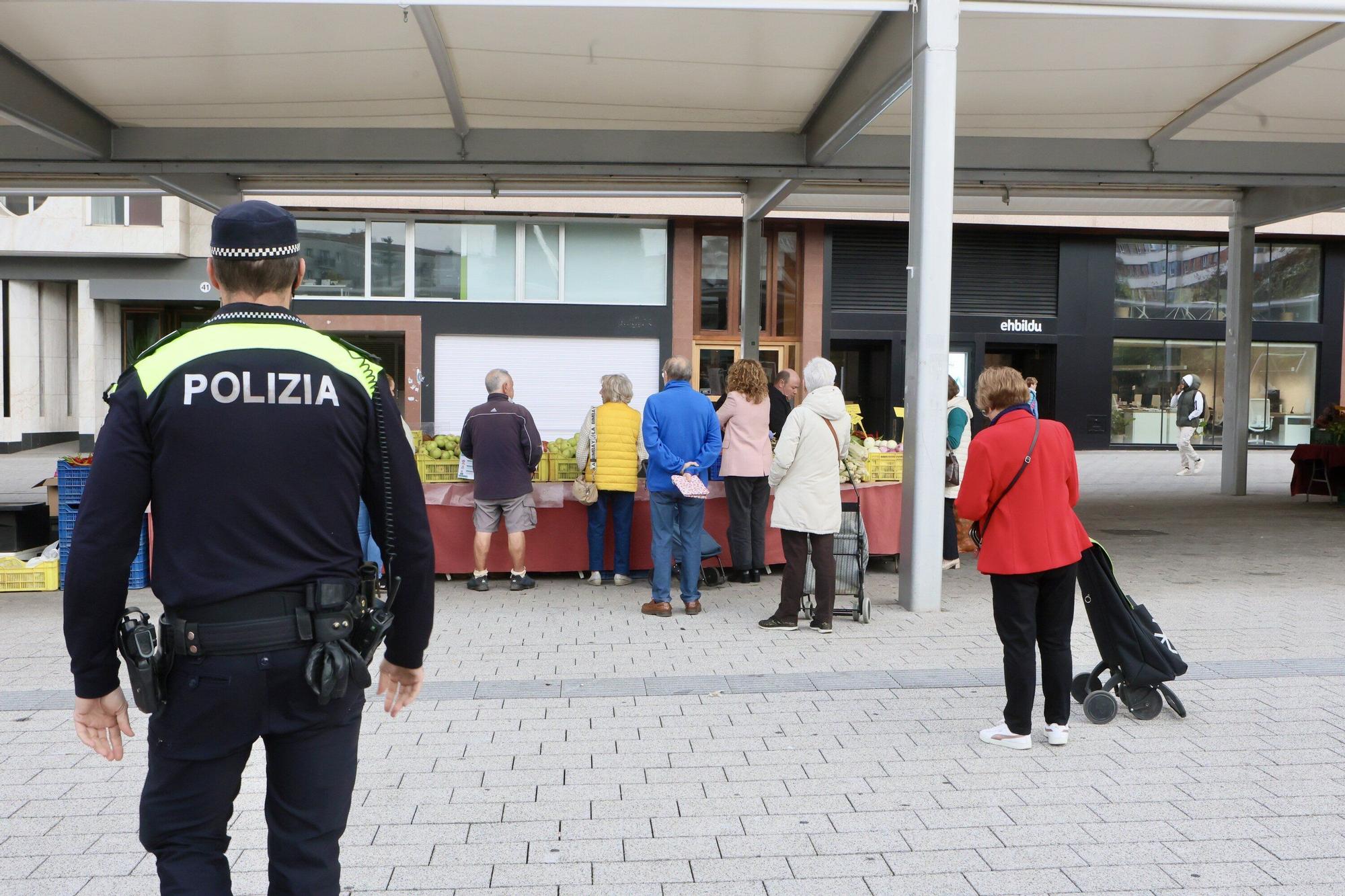 En imágenes: Mayor presencia policial en el mercado de Santa Bárbara