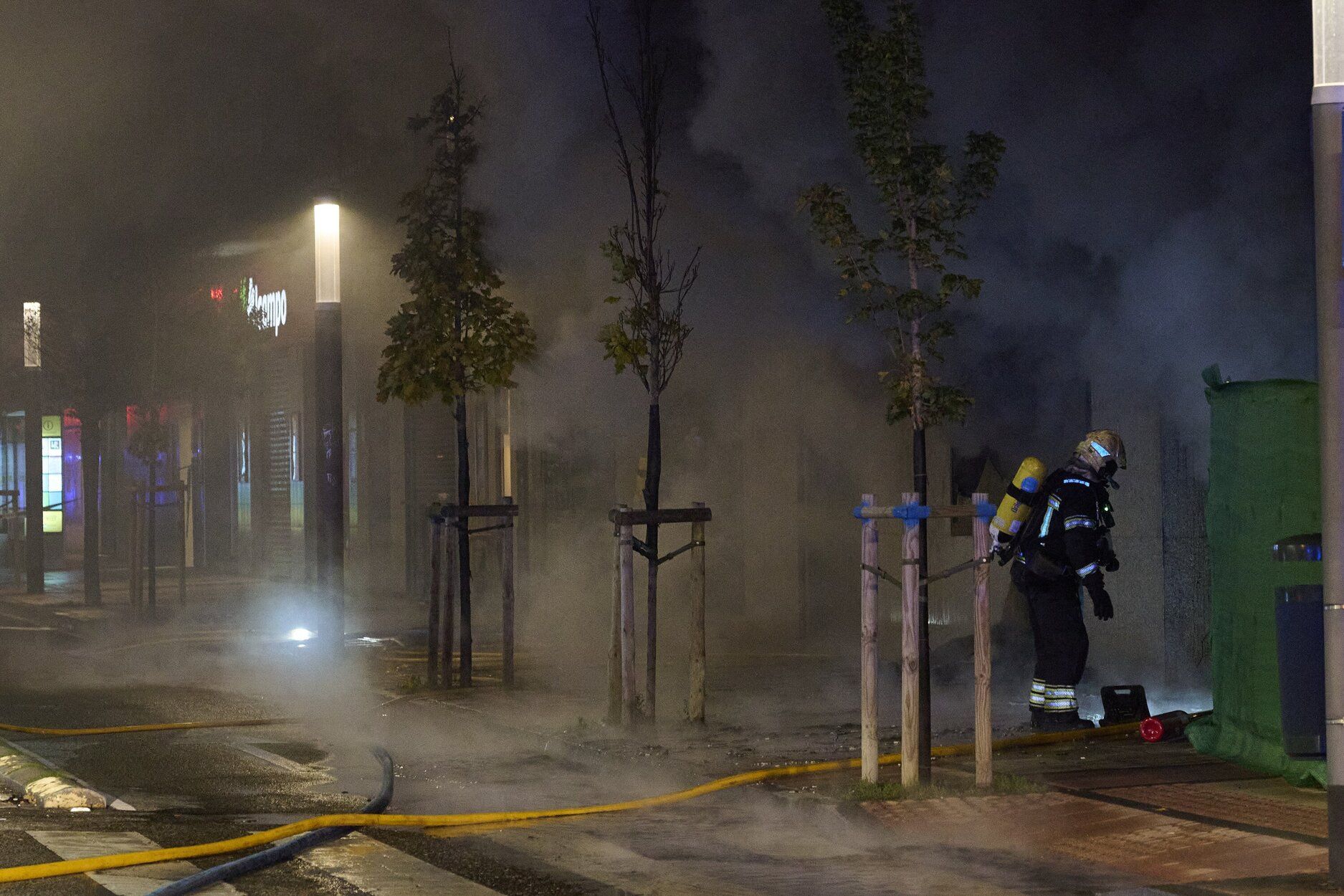 Fotos del incendio de un bazar en la Rochapea