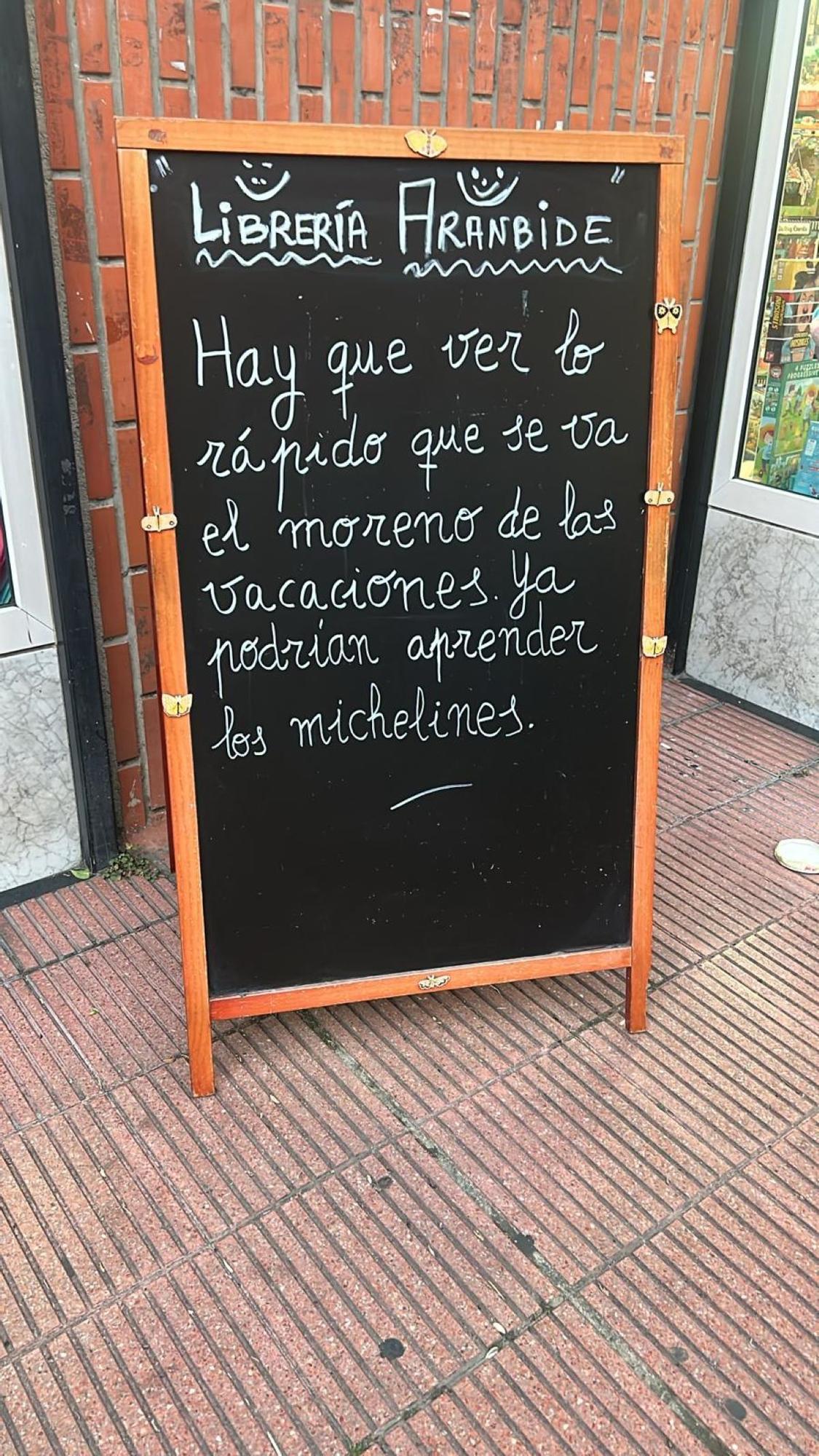 La librería Aranbide se toma con humor los excesos del verano con el mensaje en su pizarra