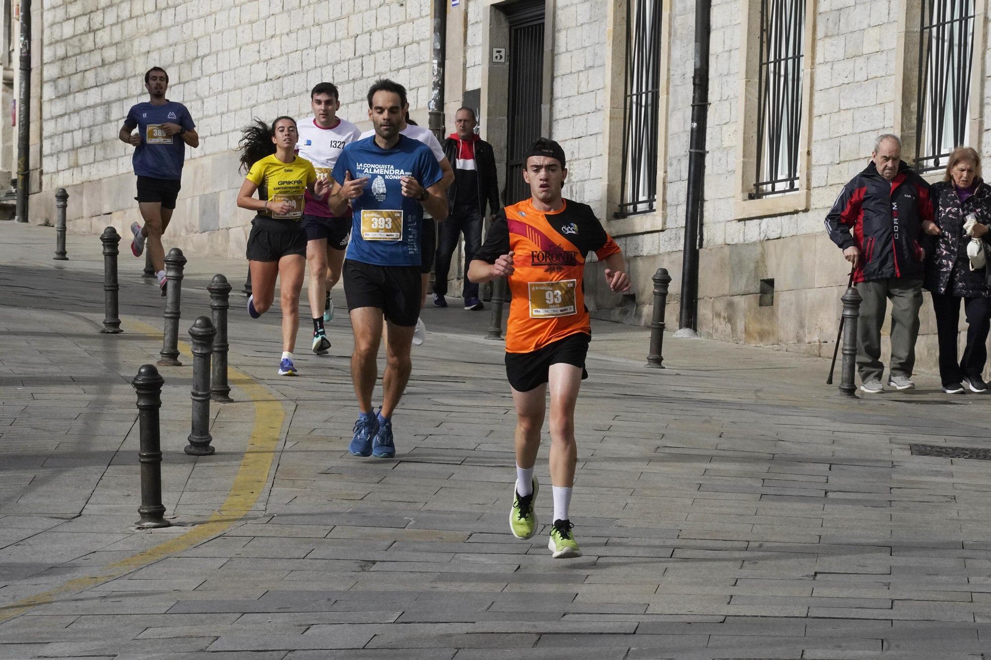En imágenes: Miles de personas conquistan la Almendra de Gasteiz
