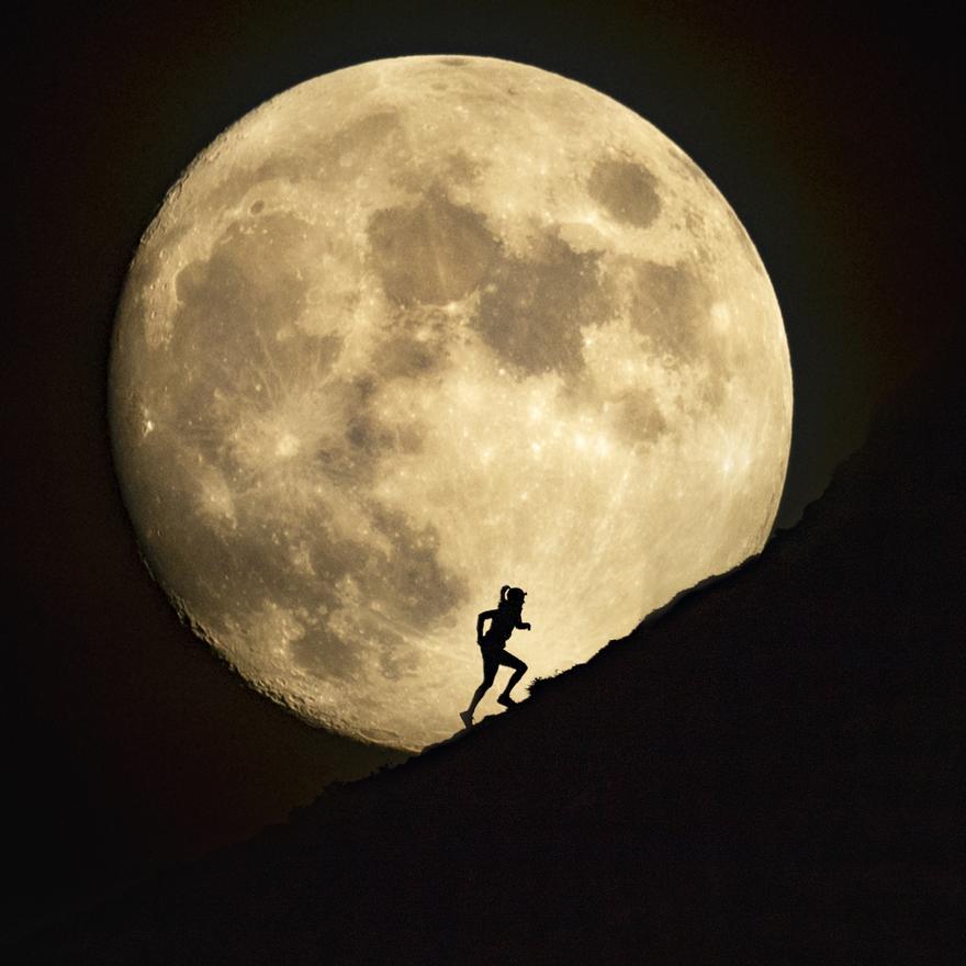 Las  lunas son otras de las especialidades de Aritz Gordo. En esta imagen, la silueta de la corredora de montaña oñatiarra Ainara Uribarri, que ejerce de modelo a dos kilómetros de distancia de la cámara.