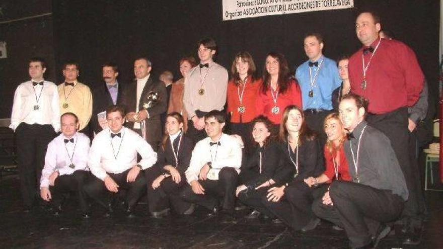 Los componentes de la orquesta en 2003, con el primer premio del certamen de Torrelavega