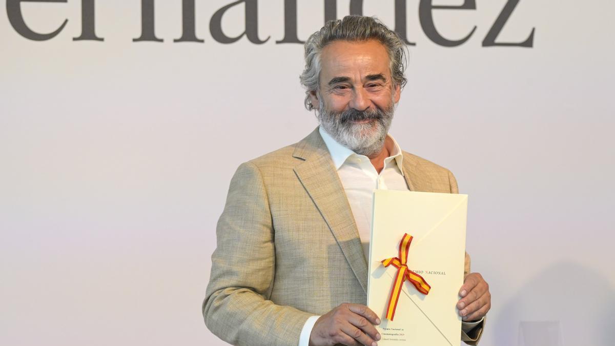 Eduard Fernández, con el premio.