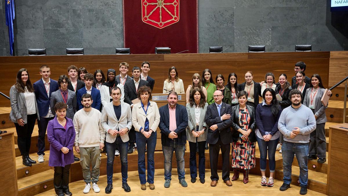 Foto de familia de todos los estudiantes participantes en la final