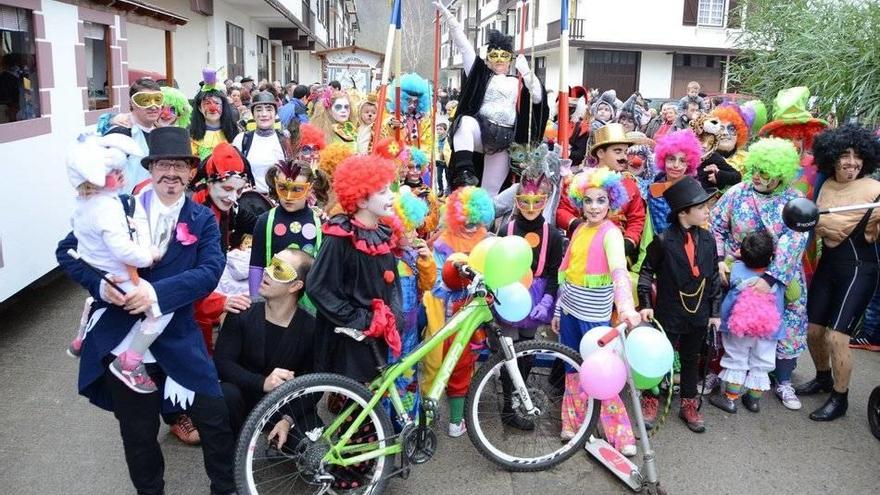 Los miembros del circo de Sunbilla hicieron un alto en el camino para hacerse una foto de familia.