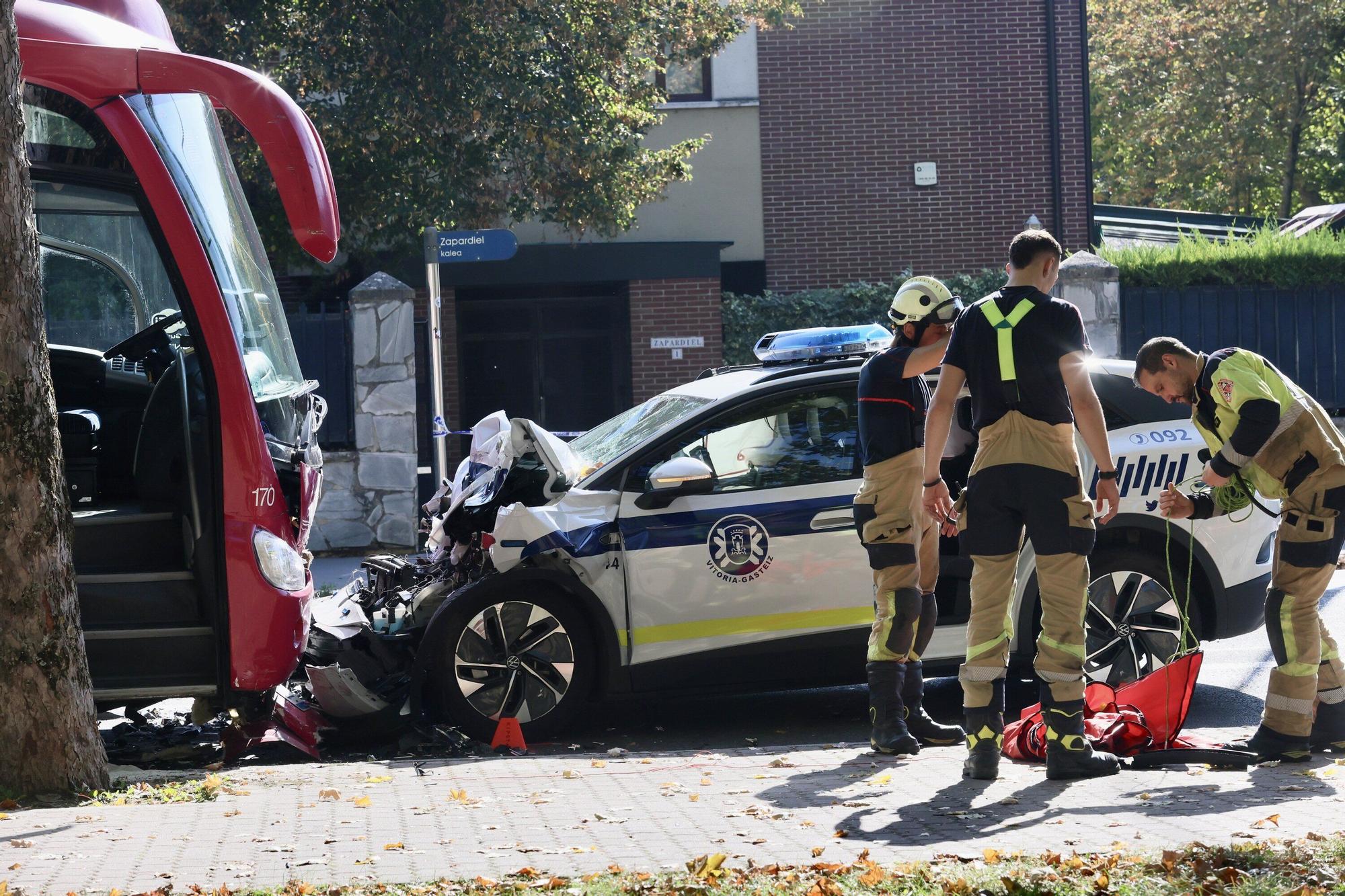 Un coche de la Policía Local se empotra contra un autobús