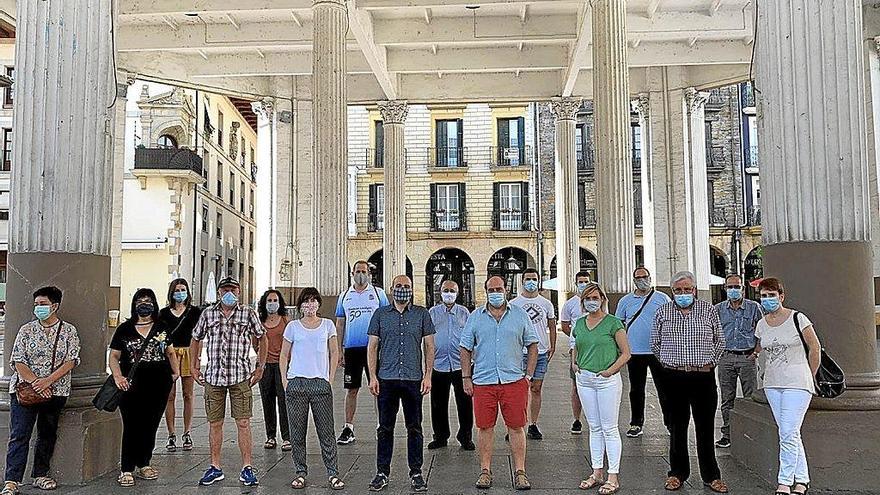 El Equipo de Gobierno junto con los representantes de diversos sectores de Ordizia.