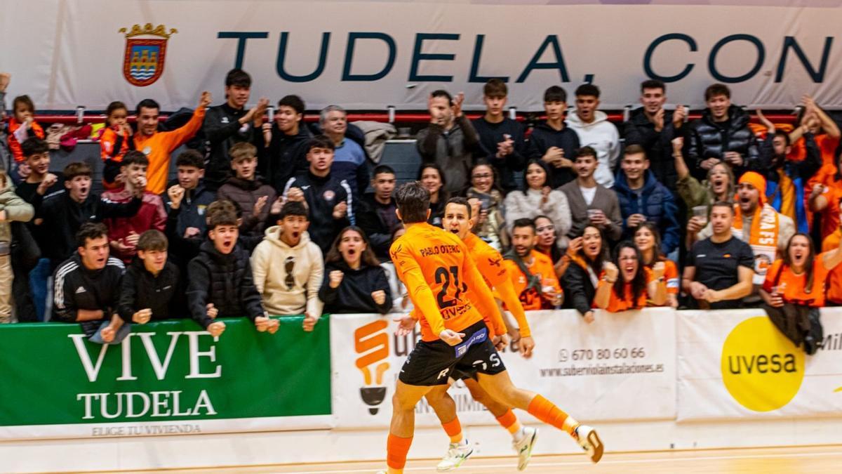 Pablo Otero y Terry celebran un gol junto a su afición.
