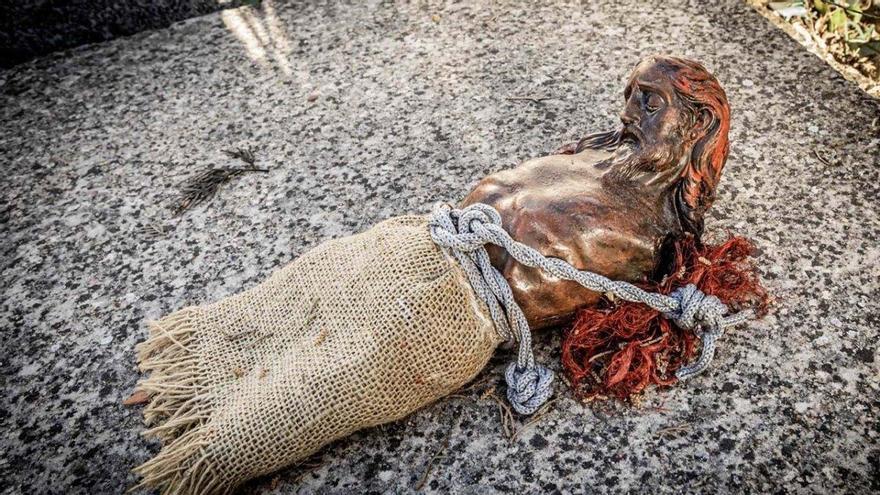 Denuncian la profanación de una tumba en Soria: hallan un cristo mutilado en un posible ritual de santería