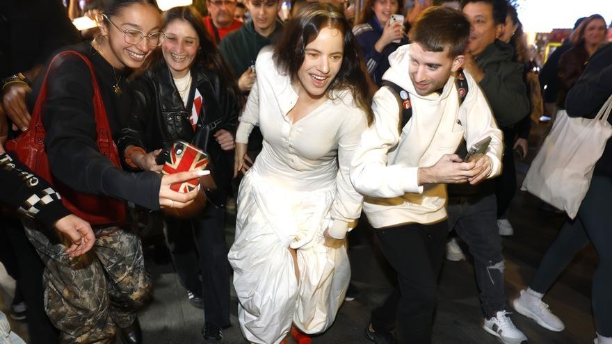 Rosalía presenta su disco en las pantallas de Callao y desaparece entre miles de fans