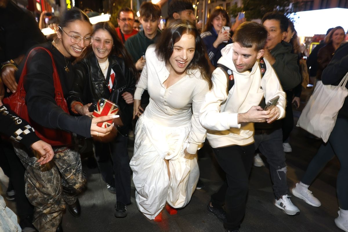 Rosalía presenta su disco en las pantallas de Callao y desaparece entre miles de fans