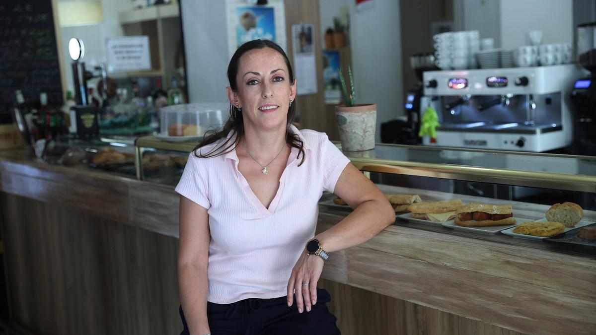 Marcela Bermúdez, en la barra del bar-panadería Aizu de Etxabakoitz.