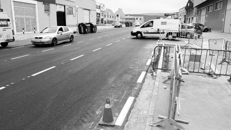 Aranguren renueva la vía principal del polígono de Mutilva Baja