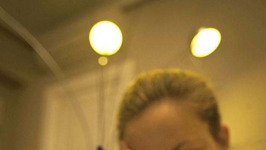 Una mujer revisa la factura de la luz