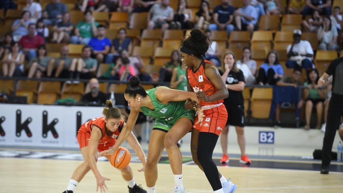 Noa Morro pelea por un balón con dos jugadoras del Ensino