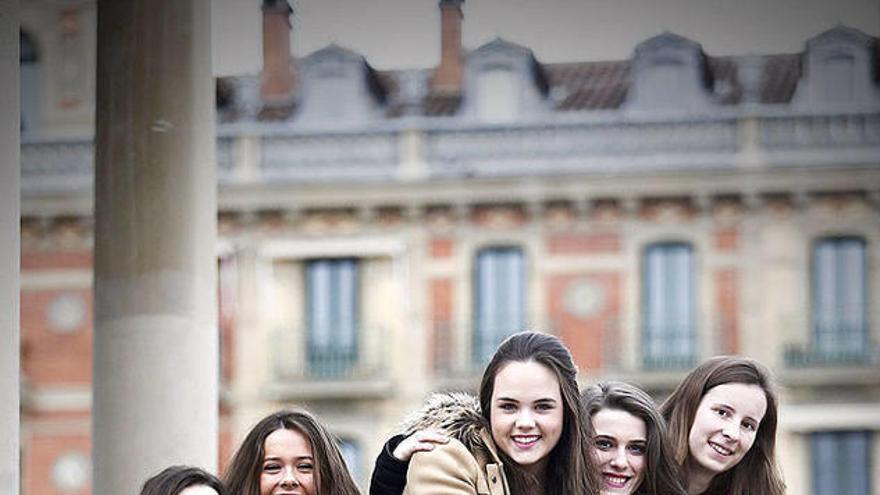 De izquierda a derecha: María Álvaro, Bea Echarte, Maite Munárriz (sentada en la barandilla), Leyre Ayllón y Marta Grasa. De izquierda a derecha: María Álvaro, Bea Echarte, Maite Munárriz (sentada en la barandilla), Leyre Ayllón y Marta Grasa.