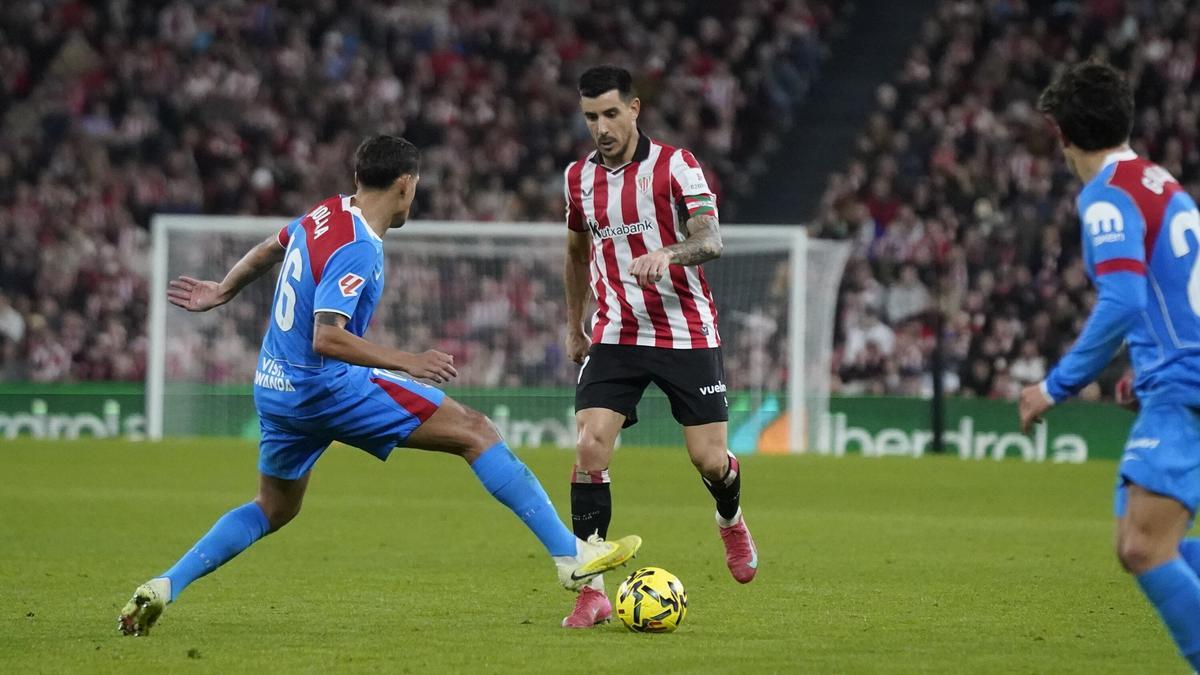 Yuri Berchiche conduce el balón en el partido ante el Atlético de Madrid