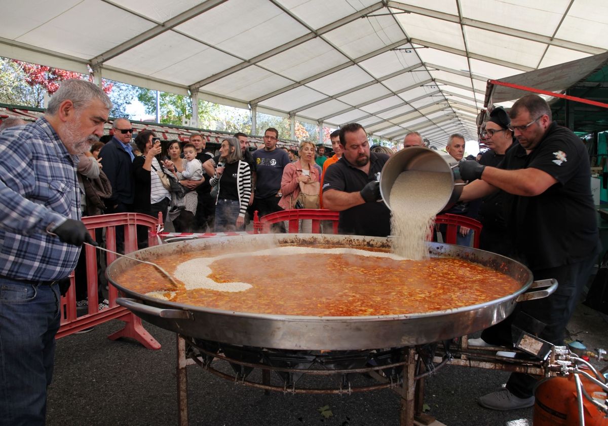 La paella gigante para mil personas necesitó 80 kilos de arroz.