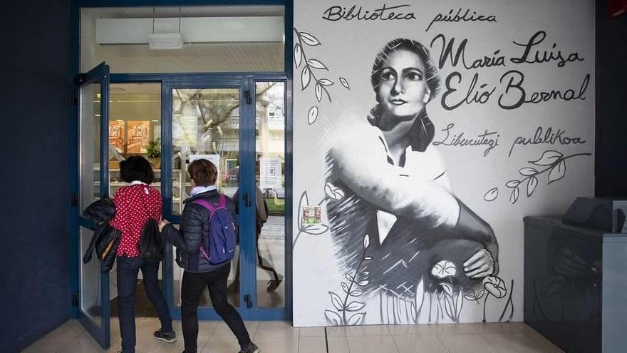 La imagen de María Luisa Elío Bernal preside la entrada de la biblioteca pública de Barañáin, que desde ayer lleva su nombre.