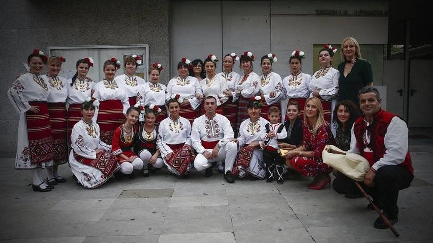 Algunos de los protagonistas, vestidos con trajes regionales búlgaros, del evento organizado el sábado en el Teatro de Ansoáin por la asociación Rosa de Bulgaria.