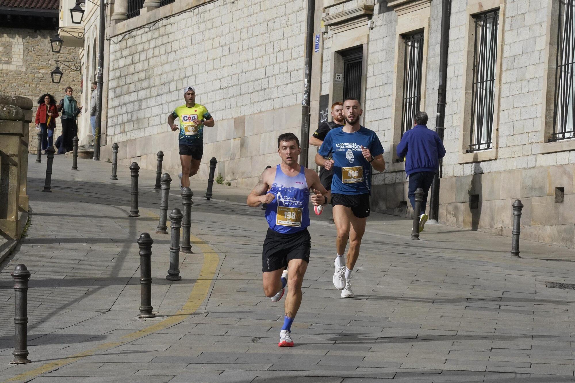 En imágenes: Miles de personas conquistan la Almendra de Gasteiz
