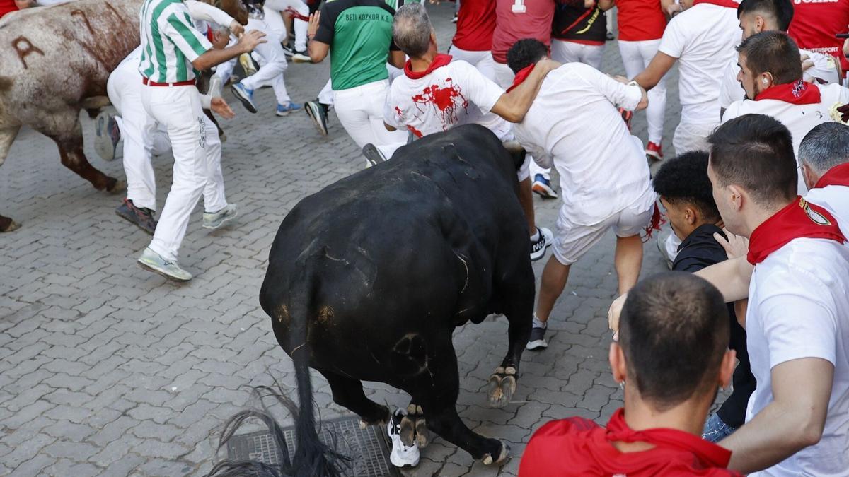 Fotos del séptimo encierro de San Fermín 2023 en Pamplona, con los Victoriano del Río, en 2&#039;18&#039;&#039;