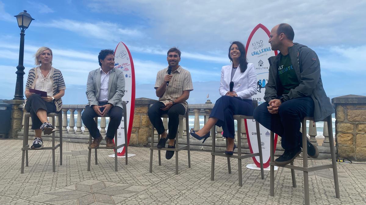 Aritz Aranburu, en la mitad con el micrófono, en la presentación de Shelter 4Teens.
