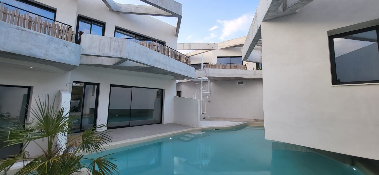 Lo rompedora piscina Mediterranean Sea, diseñada por una constructora donostiarra, para un hotel en Menorca